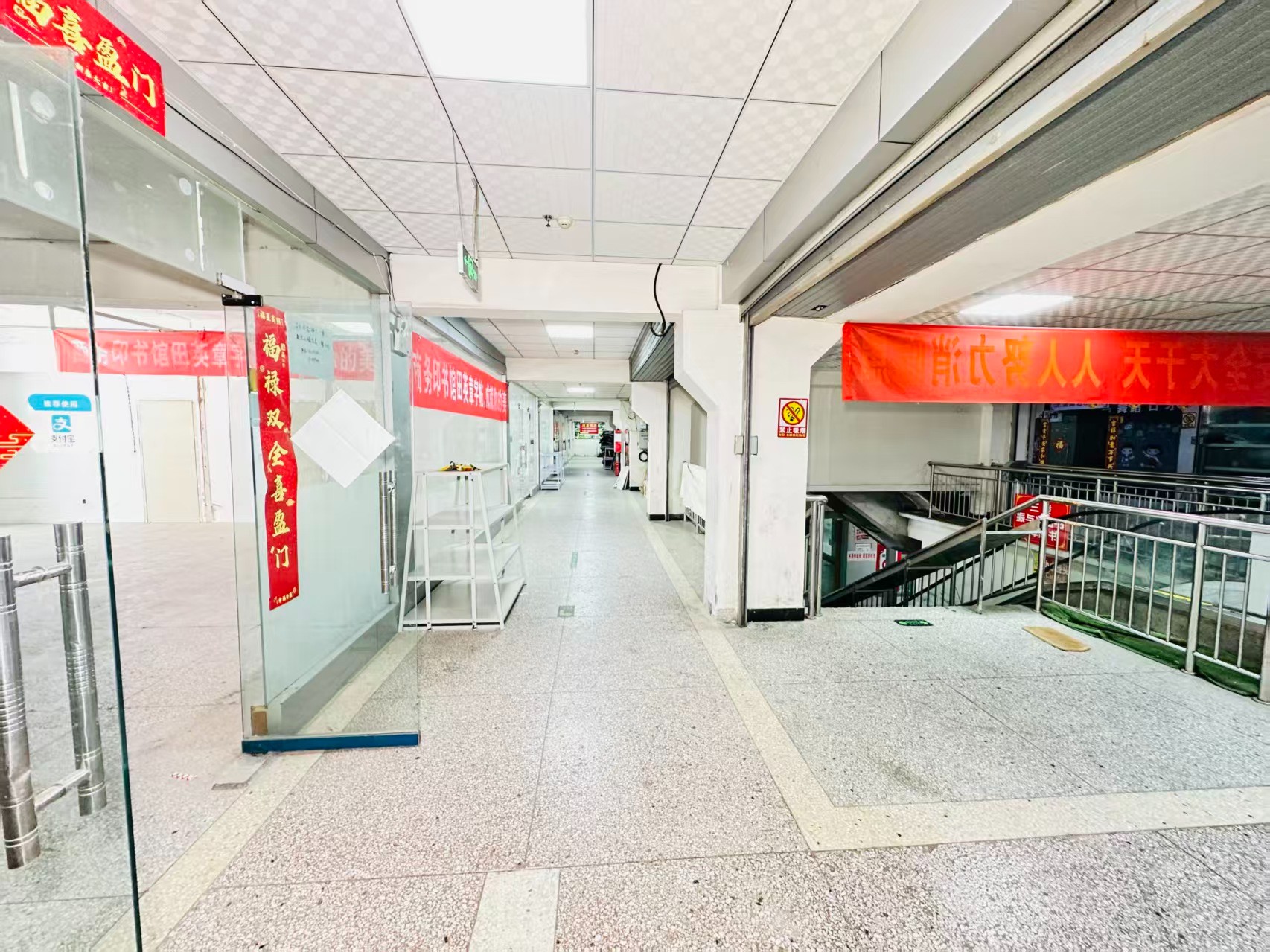 关林路引入人工智能技术应用场景，推动AI与商业、零售、电商、企业服务等领域融合发展。